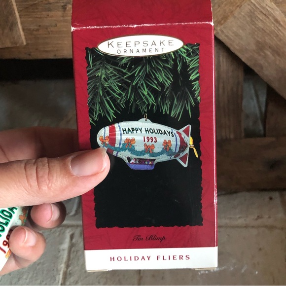 Hallmark Ornament Blimp 1993 from Holiday Fliers Collection - Picture 4 of 5